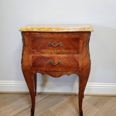 Antique French Louis XV Style Bombe Chest Of Drawers Bedside Nightstand or End Table, Early 20th Century 