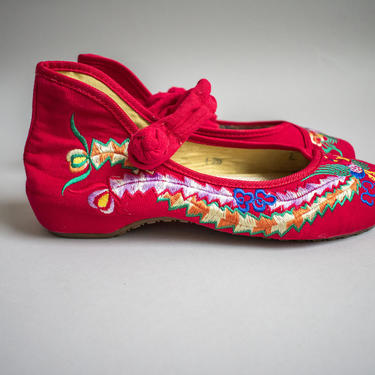 Vintage Asian Mary Janes / Vintage Linen Embroidered Shoes  / Bright Red Ballet Shoes / Red Mary Jane Shoes / Vintage Asian Shoes 