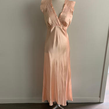 Lovely peach rayon satin bias cut lingerie gown-size M 