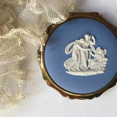 Vintage Stratton Wedgwood Compact, Gold Tone With Wedgwood Blue, White Jasper Classical Figures, Made In England 
