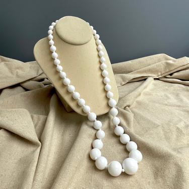 White graduated plastic bead necklace - chunky vintage 1980s jewelry 
