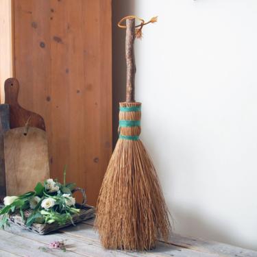 Vintage hearth broom / hand made fireplace broom / vintage straw broom / Berea College Folk Art broomcraft / fireplace sweeping broom 