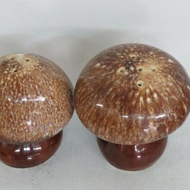 Hull Pottery Mushroom Brown Drip Ceramic Set of Salt and Pepper Shakers 1788B