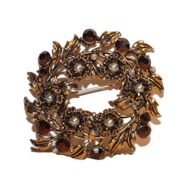 HOLLYCRAFT Floral Wreath Brooch, Fall Jewelry, Gold Tone Pin with Faux Pearls &amp; Rootbeer Brown Rhinestones, Womens Gift Ideas for Her 
