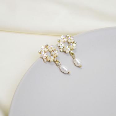 E052 flower wreath pearl earring, flower earring, wreath earring, pearl dangle earring, white daisy earring, sakura earring, pearl earring 
