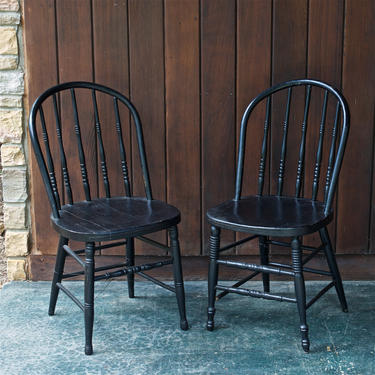 Pair 1920s Rustic Black Spindle Bentwood Farmhouse Side Dining Chairs Vintage Early Century Wire Reinforced Kitchen Nook Hoop Back Eclectic 
