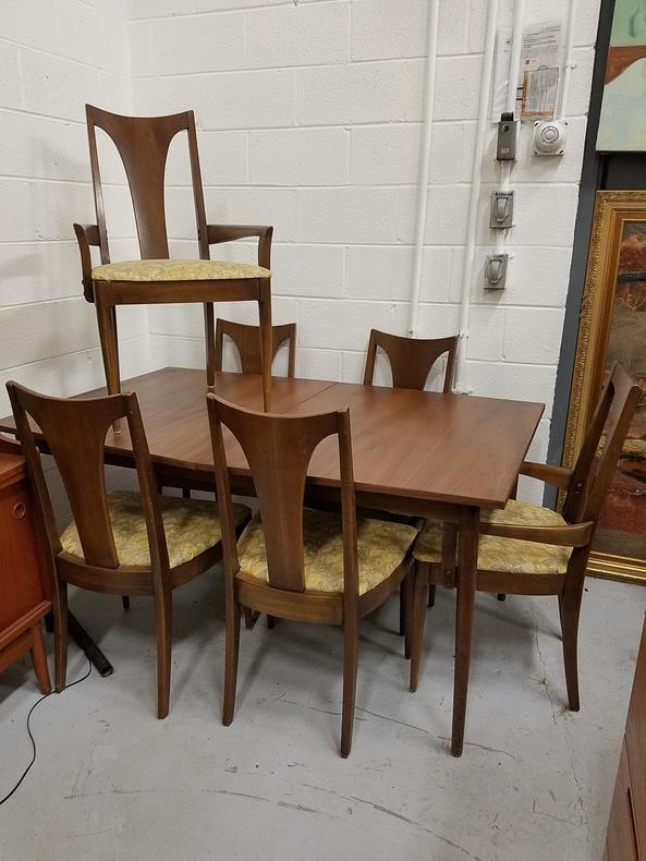 Broyhill Brasilia/Sculptra Dinning Table and Chairs
