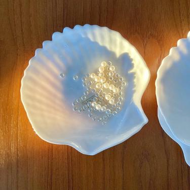 milkglass scallop plate handmade Hirota Glass Toyko trinket dish 