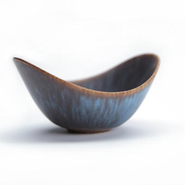 Gunnar Nylund ARO Bowl for Rorstrand, Ceramic bowl in a hares fur glaze blue with an ochre rim - Sweden 1960s. 