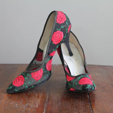 Spanish Rose - 1940s Pinup Black and Red Embroidered Burlesque Pumps 