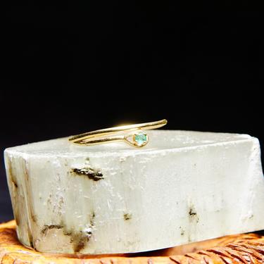 Vintage Minimalist 14K Gold Wire Ring With Small Green Gemstone, Petite Yellow Gold Wrap Ring, Stackable/Midi Ring, Size 6 3/4 US 