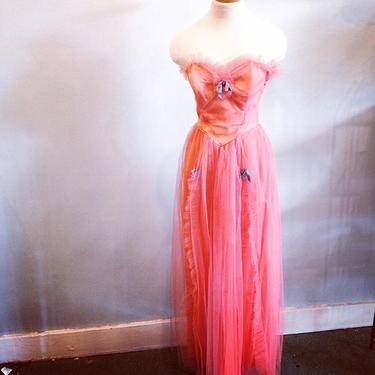 Perfect peach tulle prom dress, 1950's.  #1950spromdress. #partylikeits1959. #wearablevintage #pollysuesvintageshop