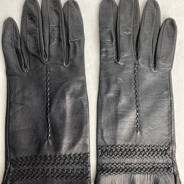 Vintage soft leather gloves~ black woven/ eyelet detail~ stylish sleek single stitch ~women’s black ~ size small-medium 