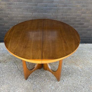 Mid Century Broyhill Brasilia round dining table, with four dining chairs. 44” diameter x 31” heigh (leaf adds 18” L) 