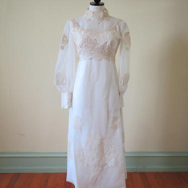 Vintage 1970s wedding dress | lace wedding dress | long sleeve wedding dress | vintage wedding dress | floral lace dress | illusion neckline 