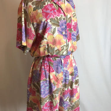 90’s rayon floral print romper~ 1990’s hipster trend~ cold rayon~ cinched waist shorts dress~ onesie jumpsuit Spring flowers pastels~ size m 
