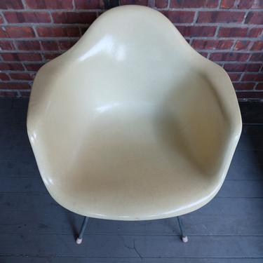 Vintage Herman Miller EAMES FIBERGLASS SHELL Arm Chair, Parchment, Max Lounge Armchair, Mid-Century Modern, retro mad men danish knoll era 