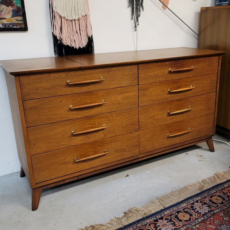 Mid-century Walnut 8-drawer Dresser by Henredon