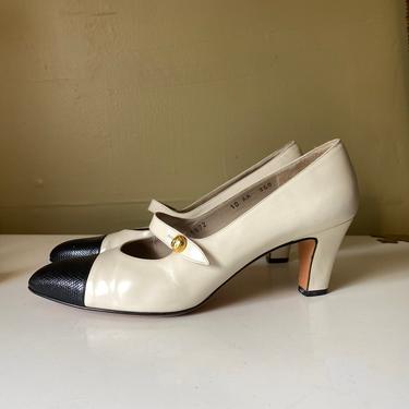80s FERRAGAMO Mary Jane shoes sz 10 AA  / vintage 1980s beige navy pumps high heels shoes Italy 
