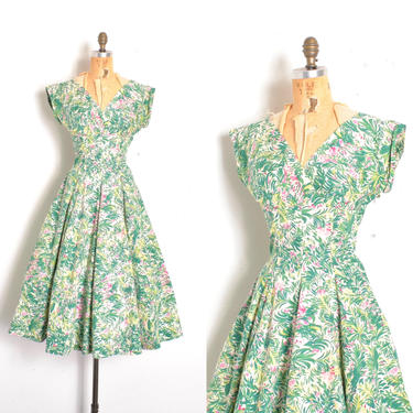 Vintage 1950s Dress / 50s Floral Cotton Fit and Flare Dress / Green Pink ( XS extra small ) 