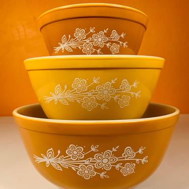 Pyrex Butterfly Gold 1979 Redesign Mixing Bowl Set 