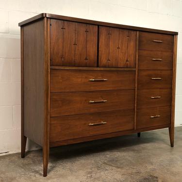broyhill vintage mid century modern saga 5 drawer walnut dresser Vintage Mid Century Modern 5 Drawer Walnut Wood Dresser by Broyhill wi Big Whale Consignment