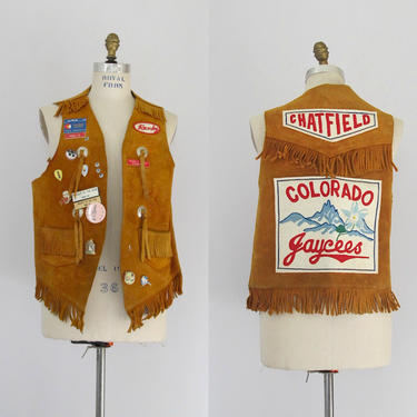 COLORADO JAYCEES Vintage 70s Suede Fringe Vest | 1970s Chatfield Club Top with Enamel Pins Patches | 80s 1980s Boho Hippie, Mens Size Medium 