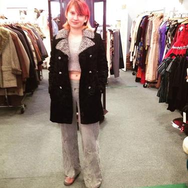 Sonja looks chic in this late 60's crushed velvet coat.  #1960s #1960scoat  #modfashion #pollysuesvintageshop