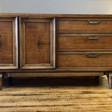 Credenza Style Mid Century Dresser by United Furniture 1960&#8217;s