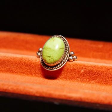 Vintage Sterling Silver Gaspeite Cabochon Ring, Native American Style, Lime Green Gemstone, Silver Bead Details, Size 6 1/4 US 