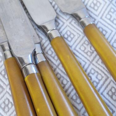 Mid Century Set of Bakelite Knives Butterscotch Yellow Knife Set of 5 Bakelite Cutlery Flatware Set Butter Knives Dinner Knives 