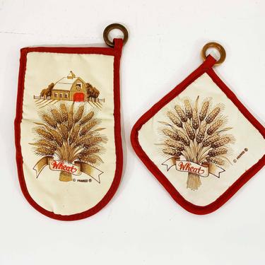Vintage Wheat Oven Mitts Pot Holder Set of Two Matching Orange White Red Vegetables Mid-Century 1970s Retro MCM Kitschy Kitsch Thanksgiving 