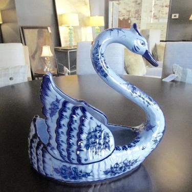 LARGE HAND PAINTED PORCELAIN SWAN DISH BY PORTUGUESE ARTIST PEDRO ALCOBOCO