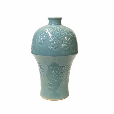Handmade Oriental Pastel Blue Porcelain Vase with Grapes Motif ws1831E 