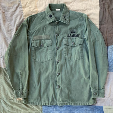 NAMED 1968 Vietnam War Sateen Field Shirt 15 1/2 x 34 Army 101st Airborne Field Artillery Insignia Patched Badged Banks 