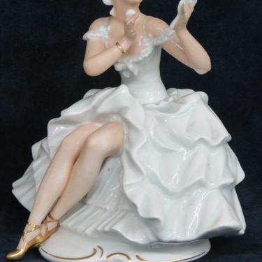 Wallendorf Porcelain Seated Ballerina With Mirror Figurine Germany 2511B
