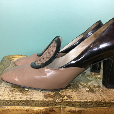 1960s mod shoes, Sevilla shoes, taupe and black, vintage 60s shoes, 6 1/2 b, pilgrim pirate shoes, exterior tongue, statement shoes, retro 