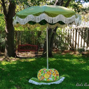 Groovy Green and White Fringe Finkle Patio Umbrella with Flower Inside, With 4 Seat Covers and Fringed Tablecloth 