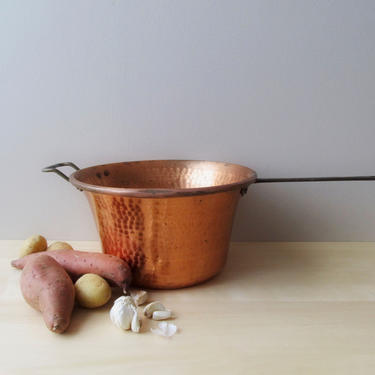 large hammered copper pot - long handled pan rustic cooks kitchen 8 litres 8.5 quart 