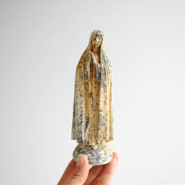 Vintage Praying Woman, Praying Statue, Praying Mary, Religious Statuary, Virgin Mary, Madonna, Metal Praying Woman with Chippy Paint 