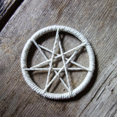 Seven Pointed Star Wall Hanging, Minimalist Fiber Art Witch Home Decor, Simple Metaphysical Witchy Art for Altar Rearview Charm Heptagram 