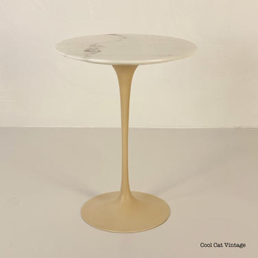 Knoll 16&amp;quot; Pedestal Collection Side Table with Calaccatta marble tabletop by Eero Saarinen, Circa 1970s - Please see notes on shipping. 