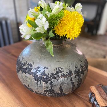Beautiful vintage metal vase, short round metal decorative vase, rustic farmhouse vase, shabby chic metal entryway decor, mantle decor 