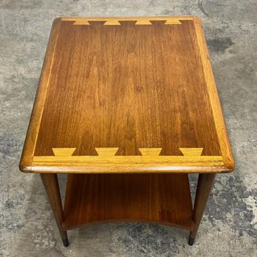 Lane Acclaim Mid-Century Modern Walnut End Table / Nightstand 