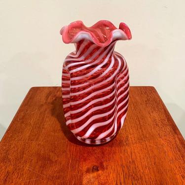 Vintage Fenton Glass Cranberry Opalescent Optic Swirl 8&quot; Pinch Vase 