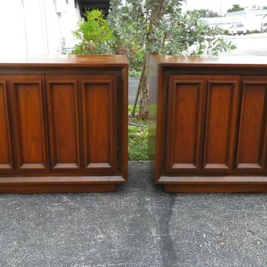 Mid Century Modern Pair of Nightstands Side End Tables Modernage 2162