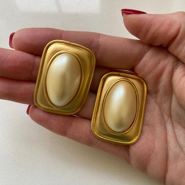 Chic Large Faux Pearl &amp; Gold Clip On Earrings