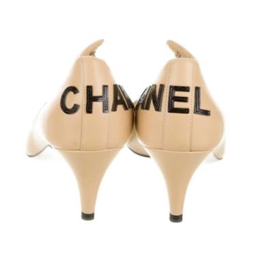 Vintage CHANEL Letters and CC Logo Beige Black Cap Toe Heels Pumps with Chain detail eu 37.5 us 7 - 7.5 - Super RARE!! 