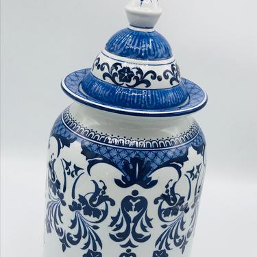 Vintage 15&quot;   Blue And White Chinese Oriental Jar Vase Round Ginger Temple Jar Pot Chinoiserie = Excellent Condition 