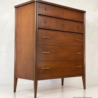 Broyhill Saga 5 drawer Walnut Chest, Circa 1960s - *Please see notes on shipping before you purchase. 